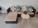 Funda de cojín hojas tropicales con distintos diseños botánicos en sofá de terraza