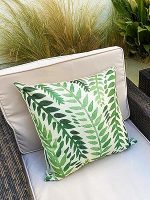 Funda de cojín hojas tropicales con diseño botánica densa sobre sillón de exterior