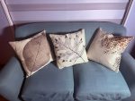Fundas de cojín hojas otoñales con diseños de hojas botánicas decorando un sofá