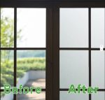 Antes y después de instalar vinilo empavonado en una ventana de vidrio para aumentar la privacidad sin perder luz natural.