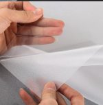 Vinilo empavonado adhesivo con acabado esmerilado y lámina protectora para instalación en ventanas y vidrios.