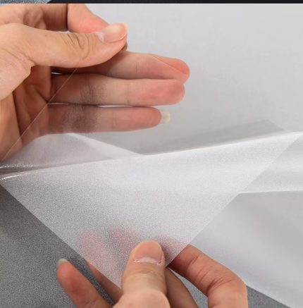Vinilo empavonado adhesivo con acabado esmerilado y lámina protectora para instalación en ventanas y vidrios.