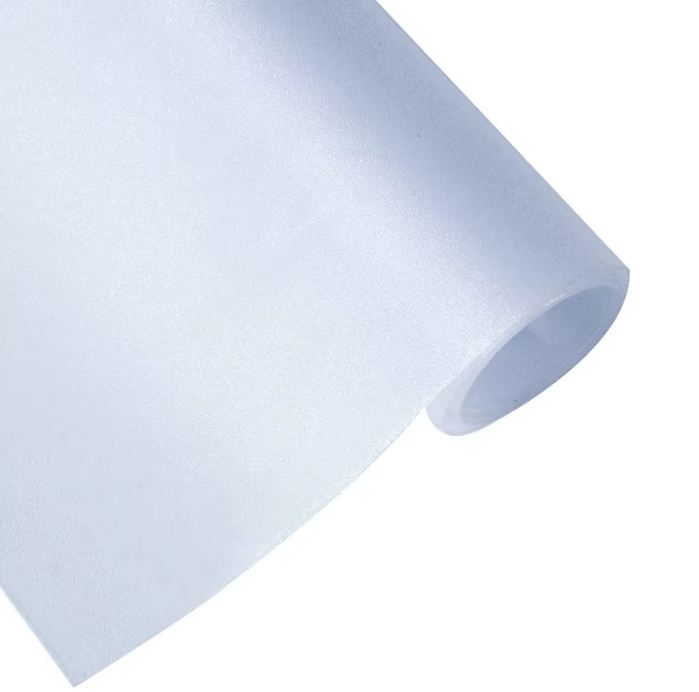 Rollo de Vinilo Empavonado Adhesivo 1.20 m | Venta por Metro Lineal Rollo de vinilo empavonado adhesivo con acabado esmerilado para ventanas y superficies de vidrio.