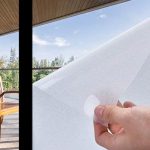 Vinilo empavonado adhesivo instalado sobre ventana de vidrio para aumentar la privacidad sin perder luz natural.