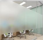 Vinilo empavonado instalado en mamparas de vidrio de oficina para aumentar la privacidad sin perder luz natural.