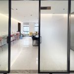 Vinilo empavonado instalado en puerta corredera de vidrio para brindar privacidad sin perder luz natural.