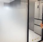 Vinilo empavonado instalado en puerta corredera de vidrio para brindar privacidad sin perder luz natural.